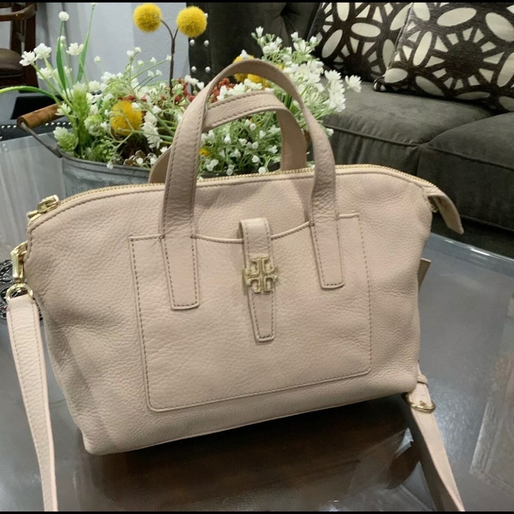 Authentic med. sized Tory Burch purse. Gold accents.
